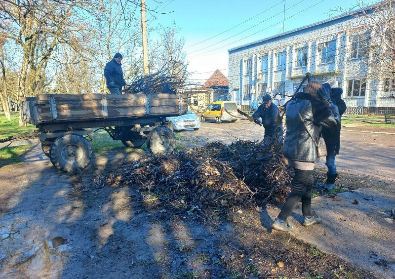 Продолжаются работы по благоустройству города Новоазовска.