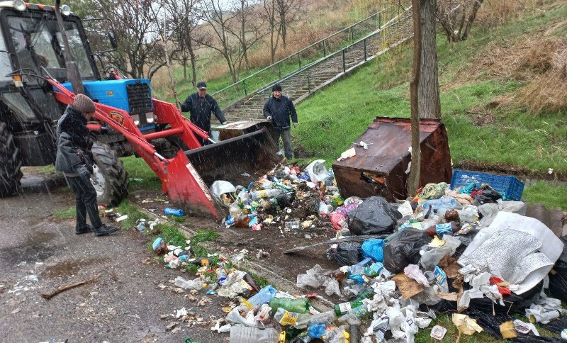 Продолжаются работы по благоустройству города Новоазовска.