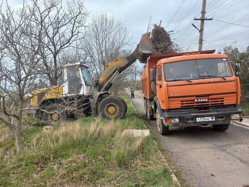 Продолжаются работы по наведению чистоты и порядка, в городе Новоазовске.