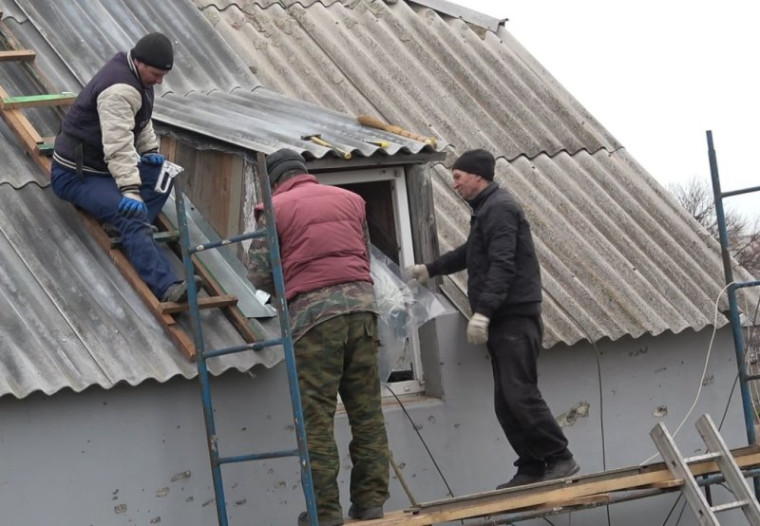 Продолжаются ремонтно-восстановительные работы в населенных пунктах Виноградное и Сопино. Продолжаются ремонтно-восстановительные работы в населенных пунктах Виноградное и Сопино.